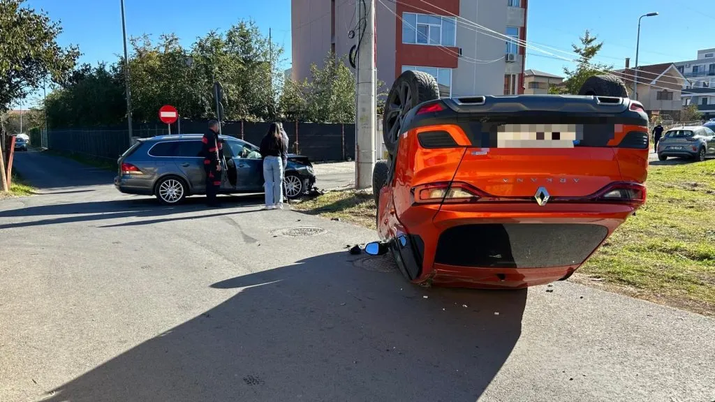 Mașină răsturnată în Palazu Mare! Cinci persoane, transportate la spital – foto 5