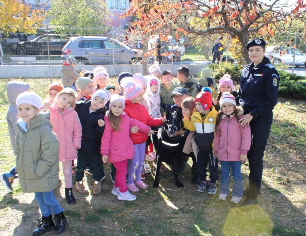 Copiii, bucuroși să cunoască câinii Jandarmeriei Tulcea (Foto) – foto 6
