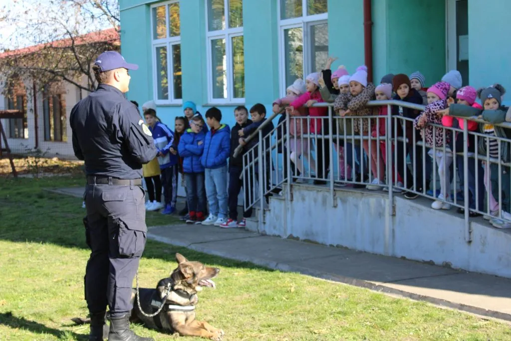 Copiii, bucuroși să cunoască câinii Jandarmeriei Tulcea (Foto) – foto 2