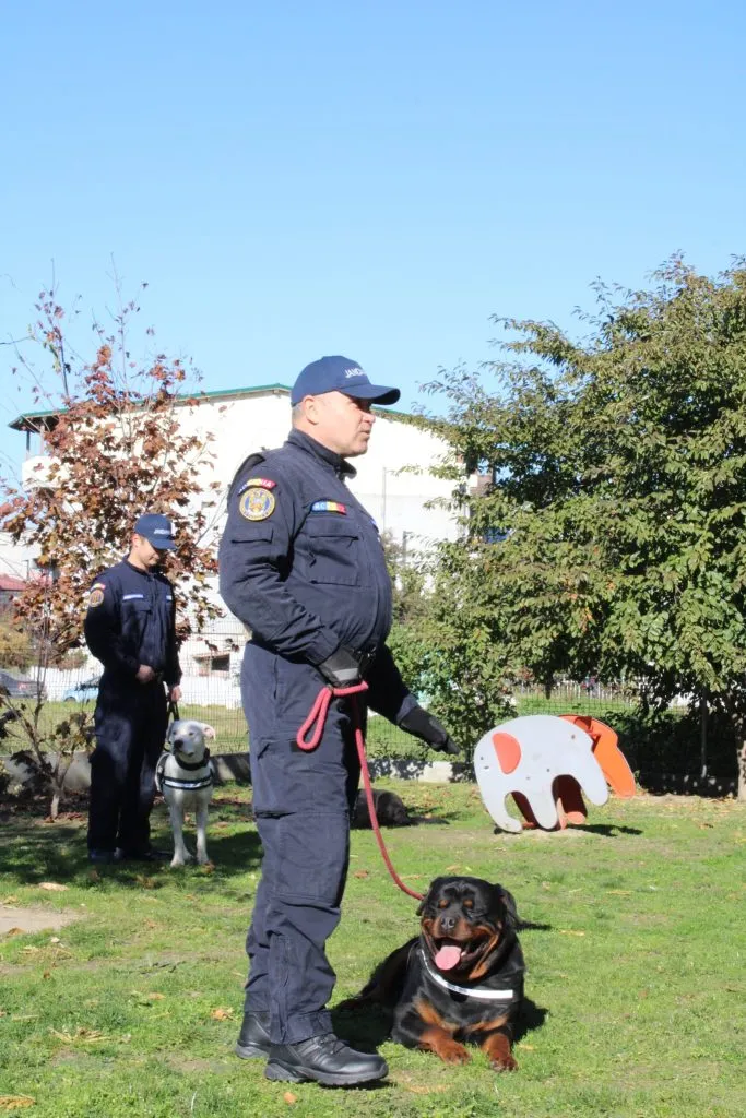 Copiii, bucuroși să cunoască câinii Jandarmeriei Tulcea (Foto) – foto 4
