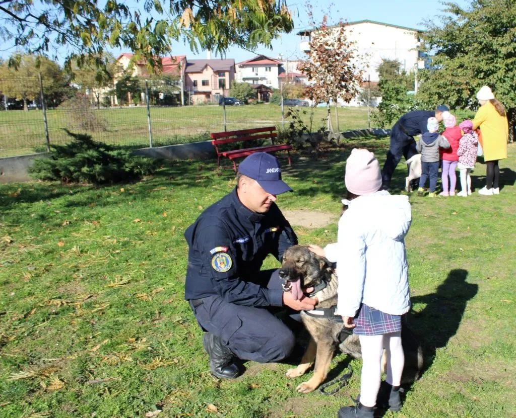 Copiii, bucuroși să cunoască câinii Jandarmeriei Tulcea (Foto) – foto 5