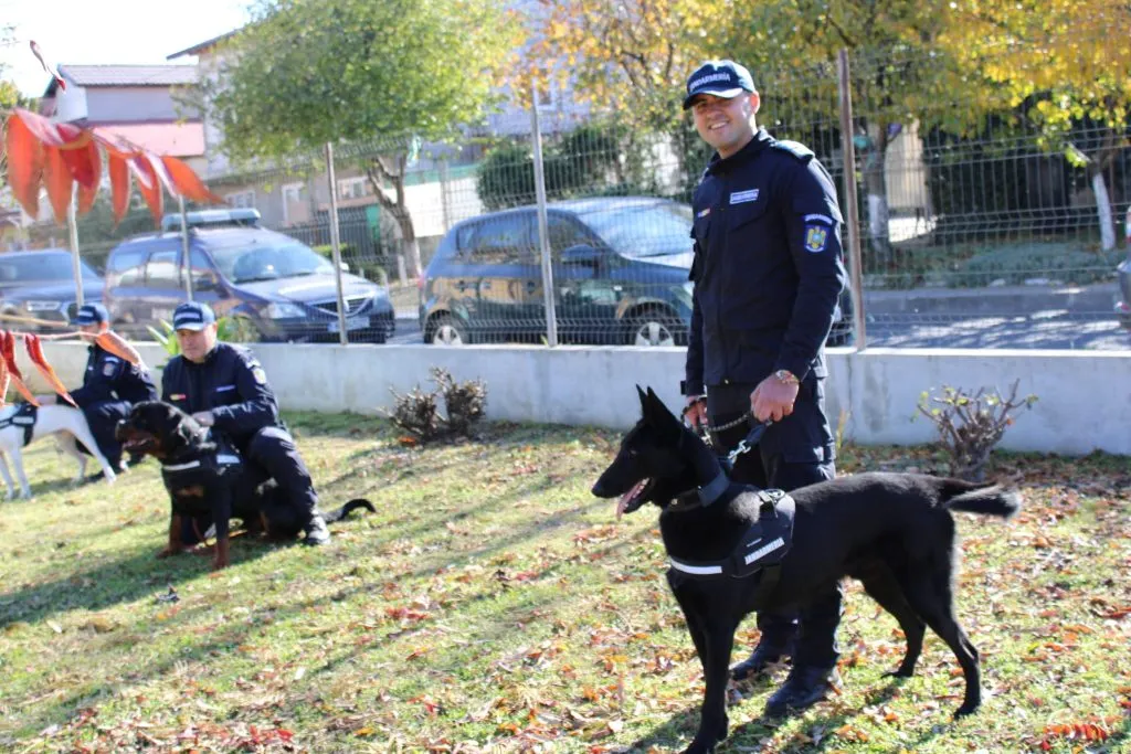 Copiii, bucuroși să cunoască câinii Jandarmeriei Tulcea (Foto) – foto 7