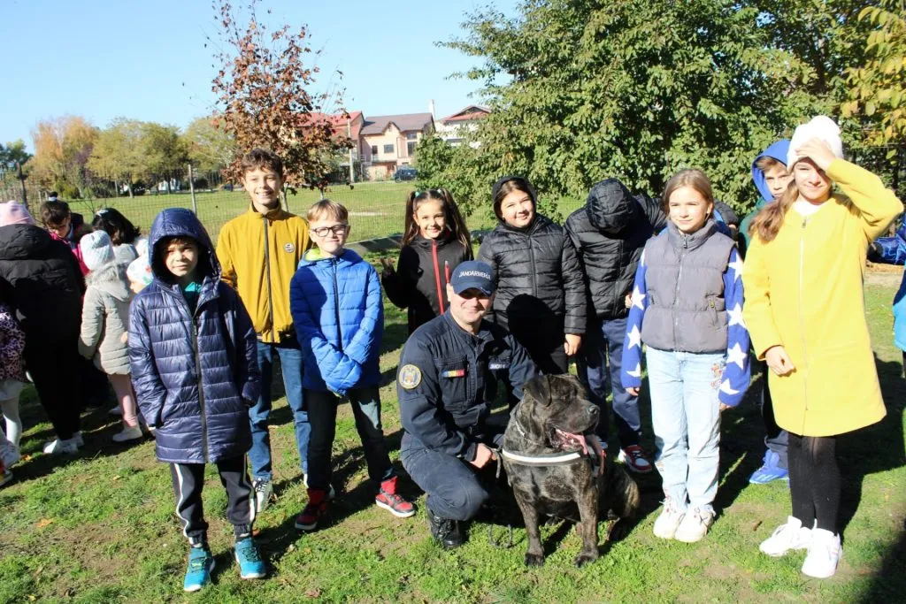 Copiii, bucuroși să cunoască câinii Jandarmeriei Tulcea (Foto) – foto 8