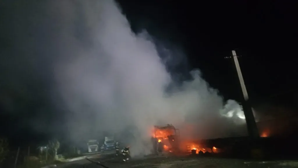 UPDATE: TIR-uri în flăcări, într-o parcare din localitatea 2 Mai (VIDEO/FOTO) – foto 2