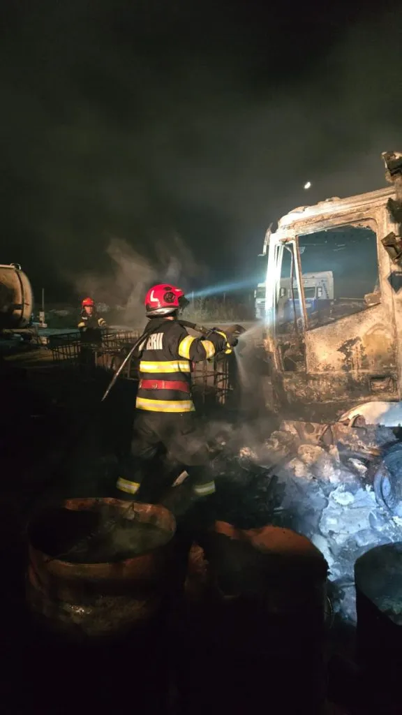 UPDATE: TIR-uri în flăcări, într-o parcare din localitatea 2 Mai (VIDEO/FOTO) – foto 5