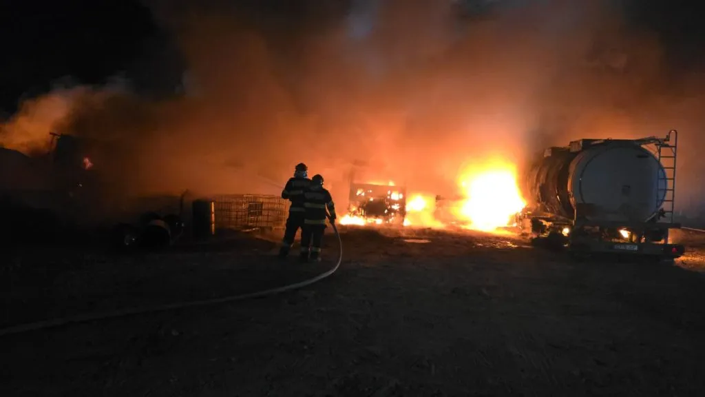 UPDATE: TIR-uri în flăcări, într-o parcare din localitatea 2 Mai (VIDEO/FOTO) – foto 4