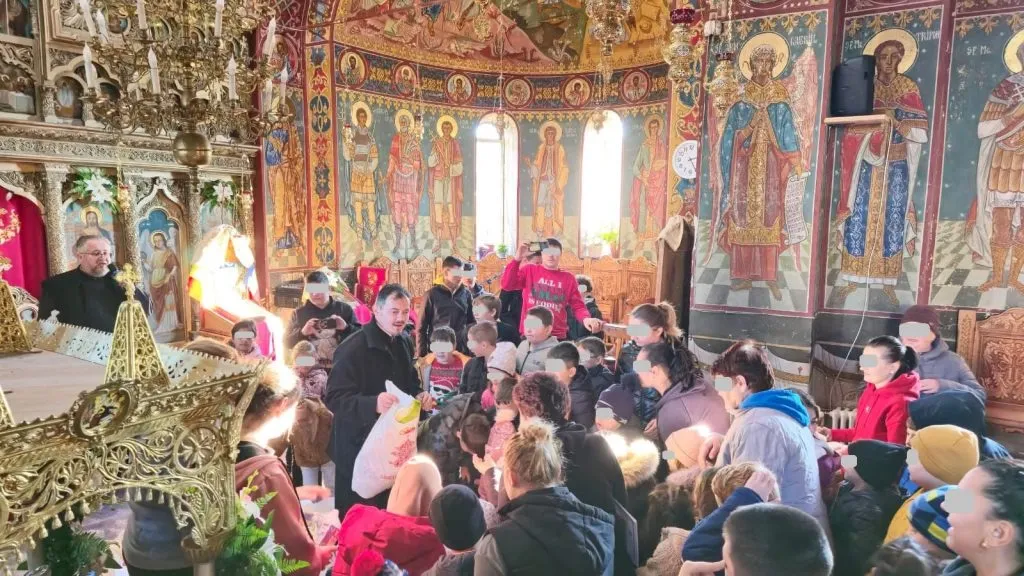 Peste 700 de pachete, strânse de parohiile din Constanța, în cadrul campaniei “De Crăciun, fii bun” (FOTO) – foto 5