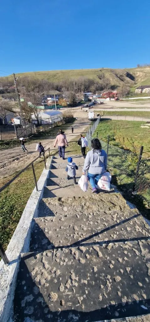 Peste 700 de pachete, strânse de parohiile din Constanța, în cadrul campaniei “De Crăciun, fii bun” (FOTO) – foto 7