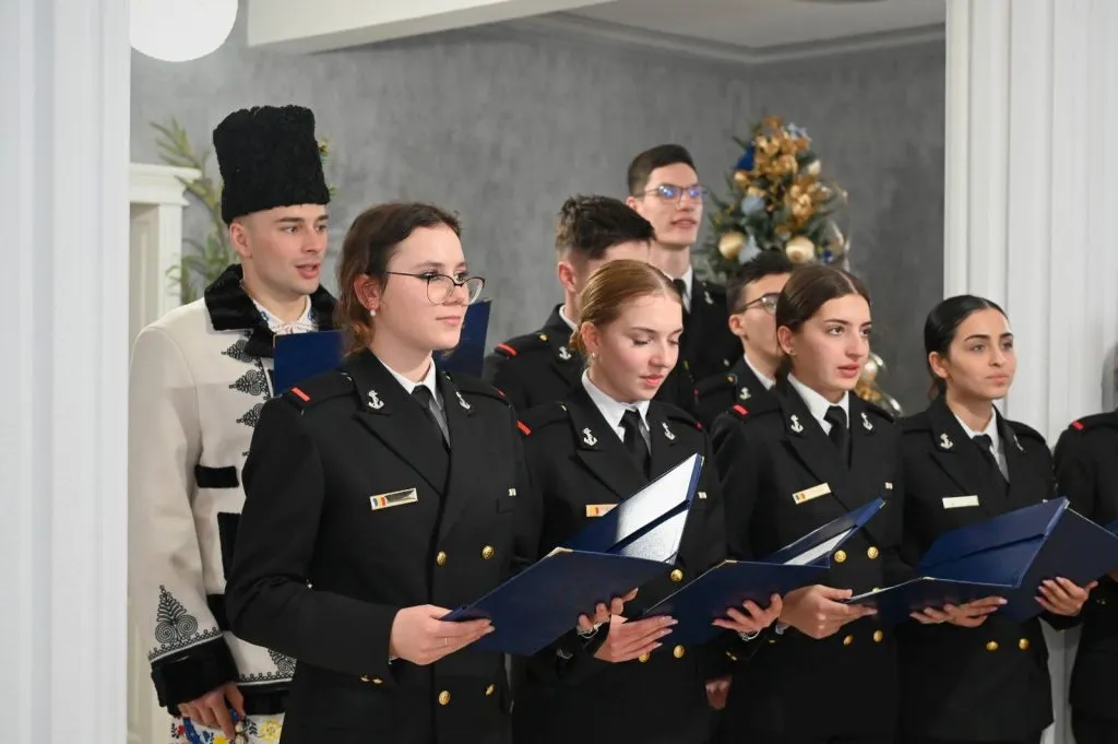 Studenții Academiei Navale „Mircea cel Bătrân” au colindat instituțiile din Constanța (FOTO) – foto 4