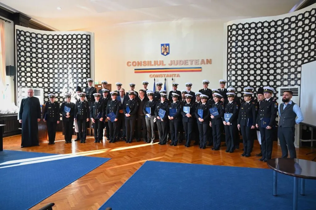 Studenții Academiei Navale „Mircea cel Bătrân” au colindat instituțiile din Constanța (FOTO) – foto 5
