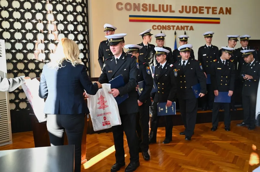 Studenții Academiei Navale „Mircea cel Bătrân” au colindat instituțiile din Constanța (FOTO) – foto 3