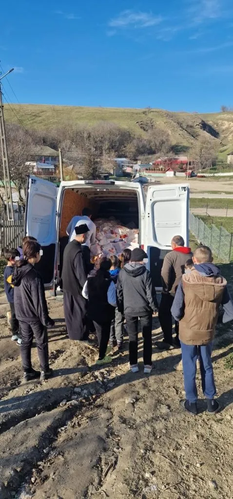 Peste 700 de pachete, strânse de parohiile din Constanța, în cadrul campaniei “De Crăciun, fii bun” (FOTO) – foto 6