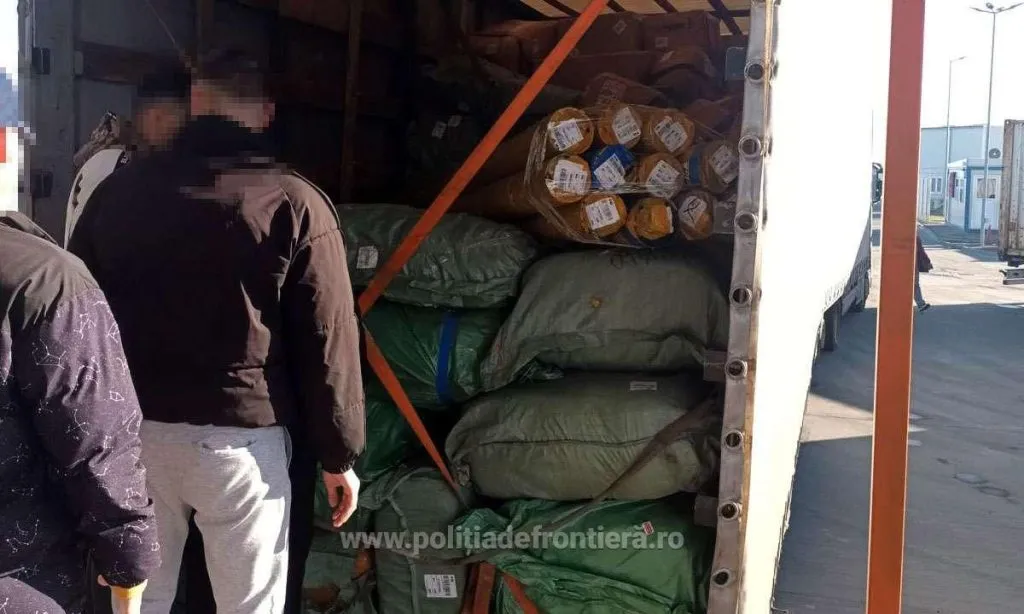 Mii de perechi de ochelari de soare și haine, confiscate la Isaccea – foto 2