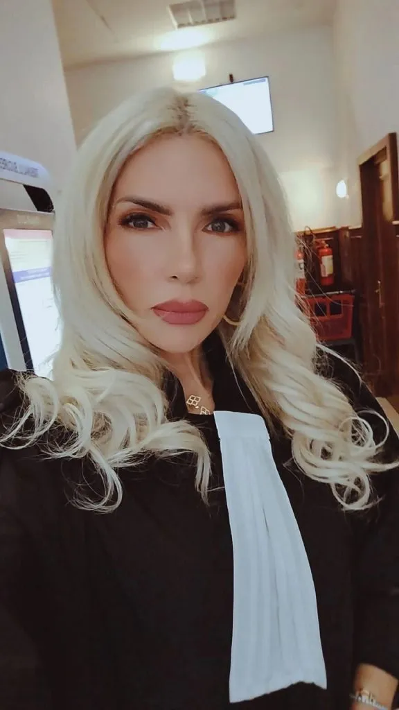 Laura Vicol – după eliberarea din arest, din nou în roba de avocat – foto 2