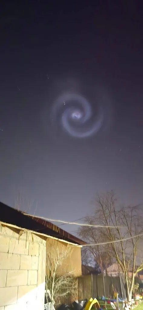 Apariție neobișnuită: O spirală luminoasă, vizibilă pe cer, azi-noapte (FOTO) – foto 2
