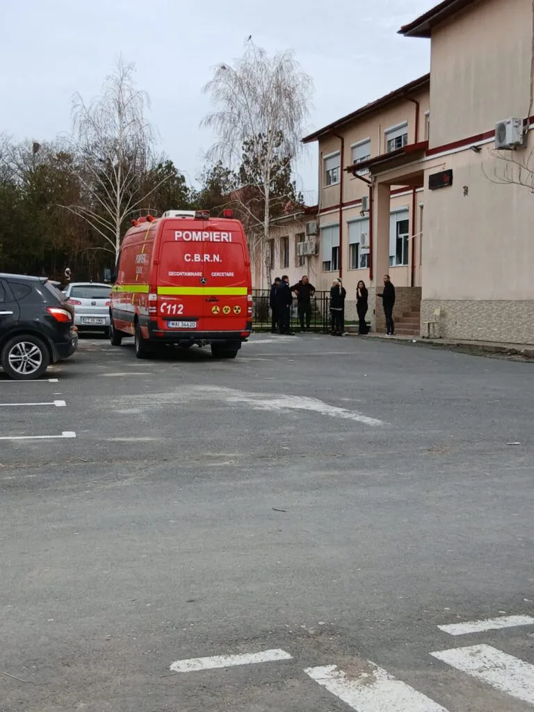 UPDATE: Alertă la școala din Cuza-Vodă, din cauza “mirosului persistent”. Intervin pompierii – foto 2