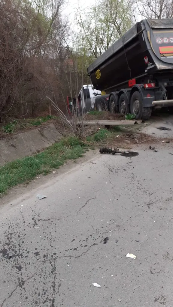UPDATE: Impact violent la Sibioara, între un tir încărcat cu piatră și un autoturism (FOTO) – foto 3
