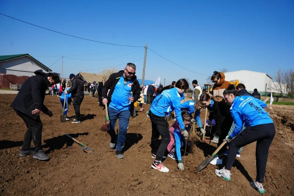 (GALERIE FOTO) Aproape 150 de voluntari cumpăneni au participat sâmbătă la o acțiune de plantare și ecologizare – foto 6