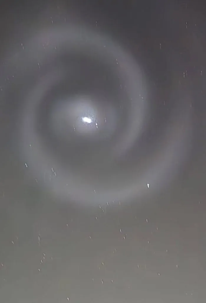 Apariție neobișnuită: O spirală luminoasă, vizibilă pe cer, azi-noapte (FOTO) – foto 3