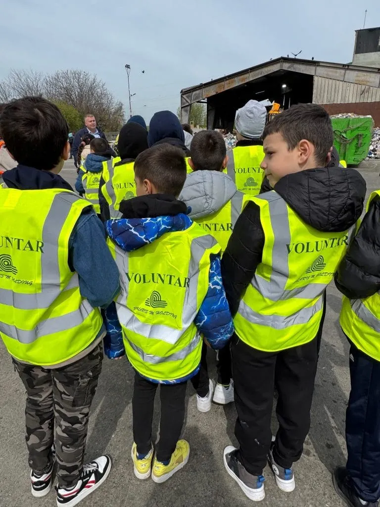 Lecție de ecologie, pentru elevii unei școli din Constanța, la stația de sortare Polaris – foto 6