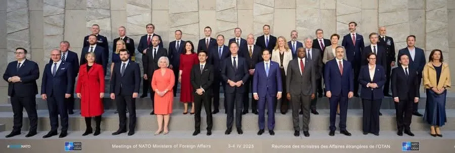 România, în întârziere. Diplomația, în pas alergător. Emil Hurezeanu nu a ajuns la timp la fotografia de grup, la Bruxelles – foto 2