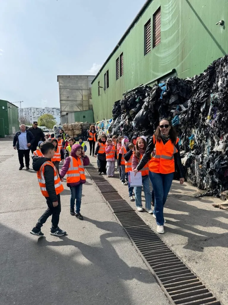 Lecție de ecologie, pentru elevii unei școli din Constanța, la stația de sortare Polaris – foto 3