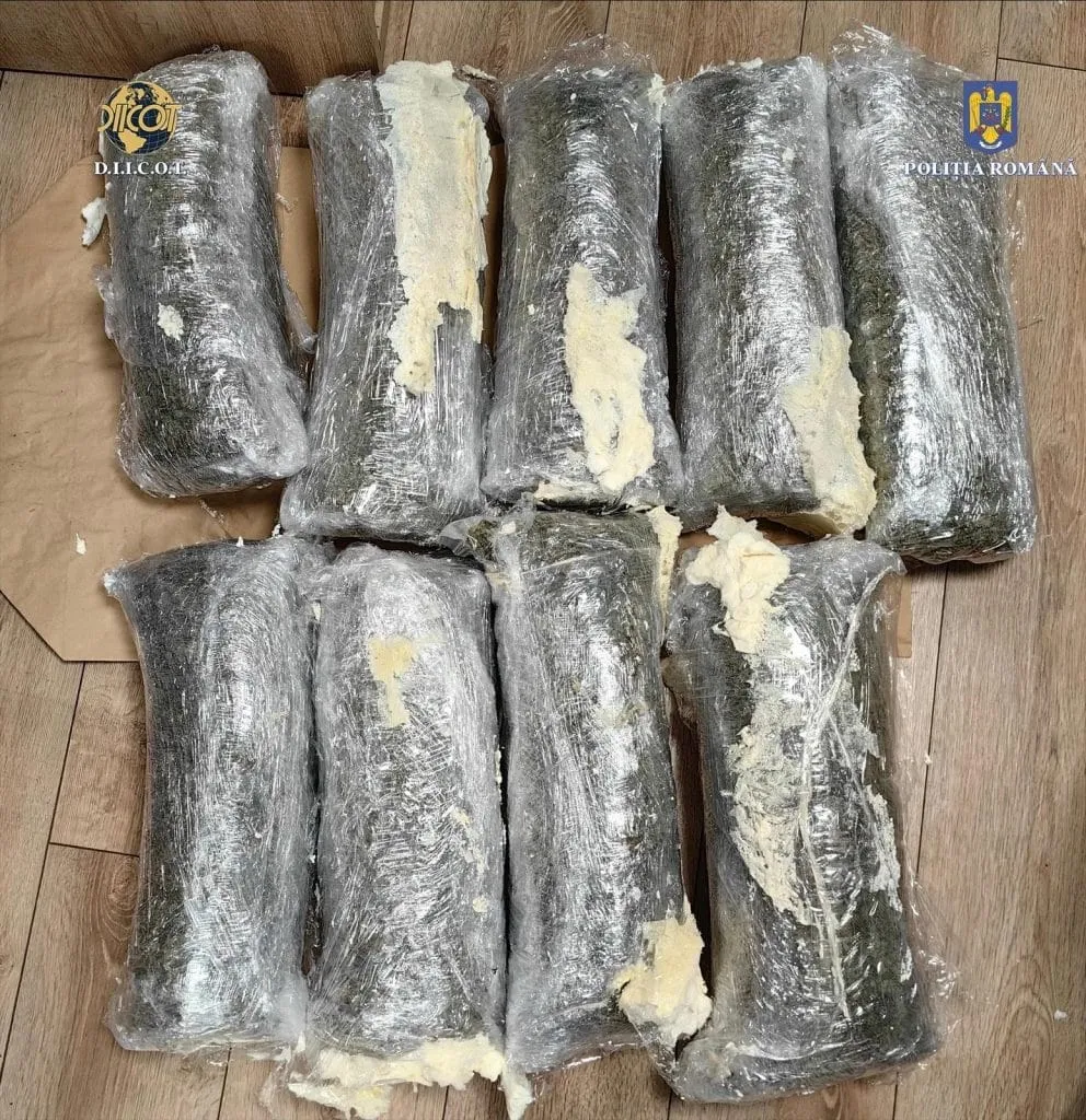Flagrant la Constanța: Prins cu pachetul cu aproape 9 kilograme de cannabis, abia ridicat de la firma de curierat  – foto 2