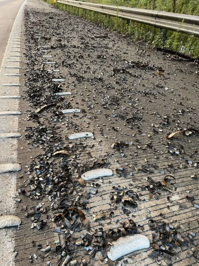 Haos pe o autostradă din Australia: 750 de kilograme de piese metalice pe asfalt, peste 300 de mașini cu anvelopele deteriorate – foto 2