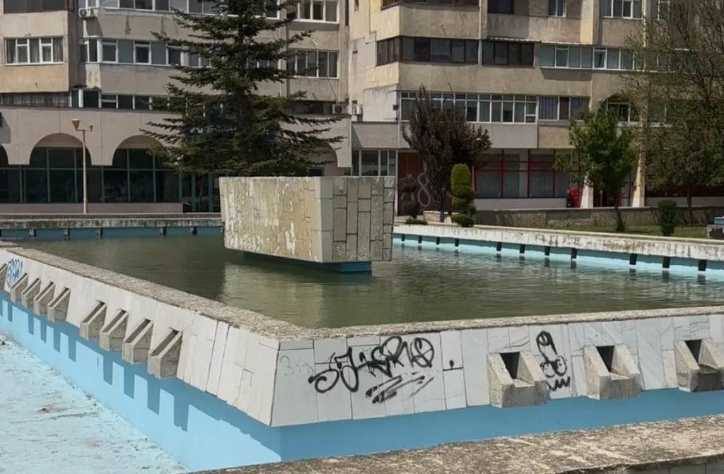Oficialii vin și pleacă, problemele rămân. Zona Casei de Cultură, tot mai dezolantă (FOTO) – foto 2