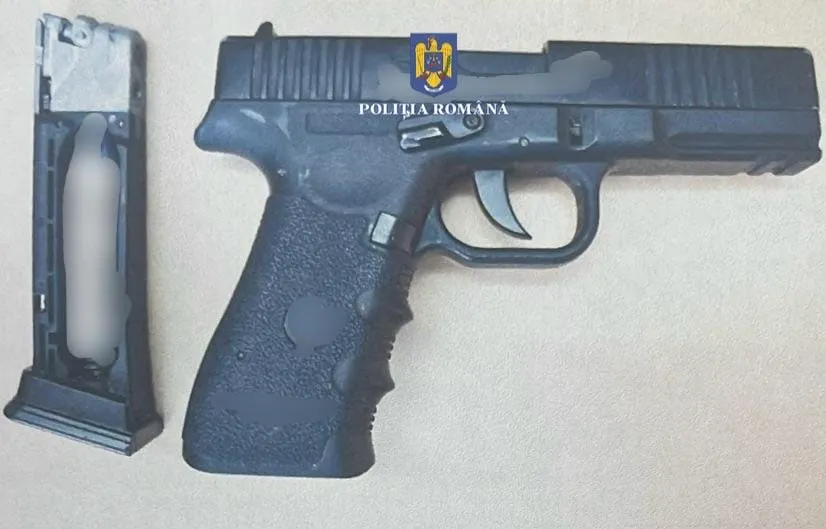 Bărbat surprins pe faleza din Tuzla cu o armă asupra sa 