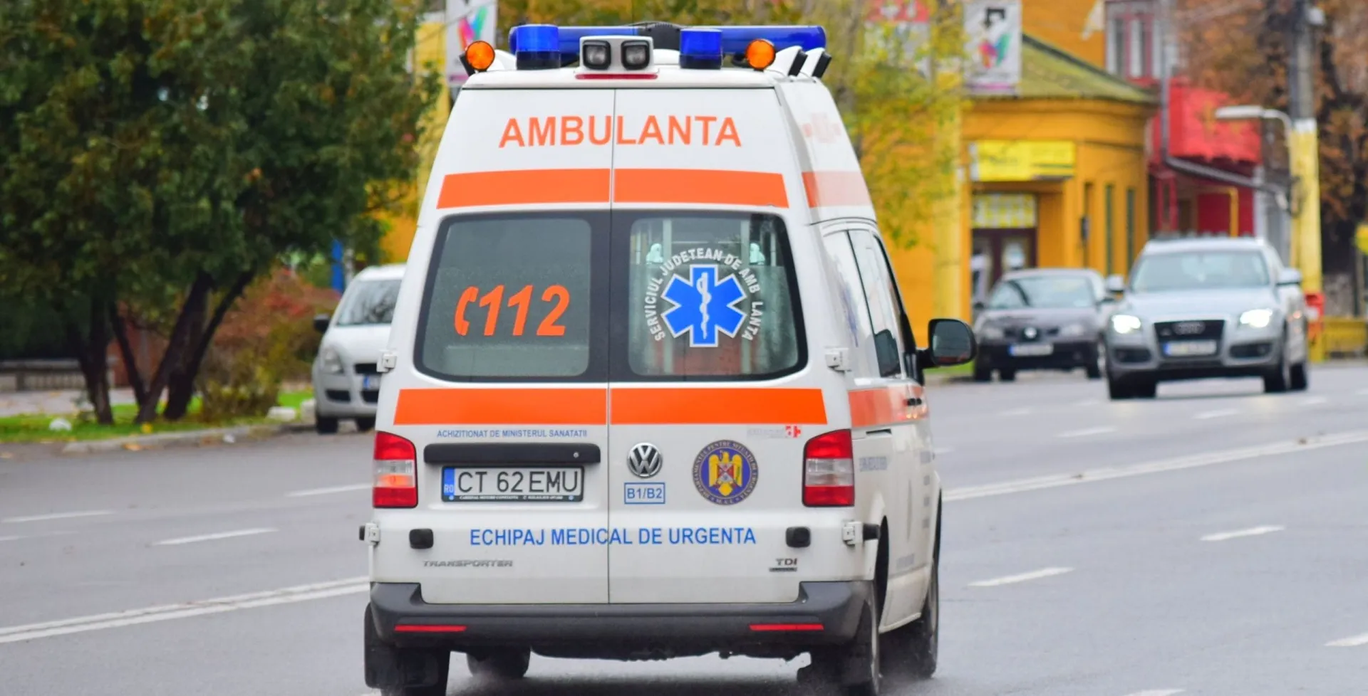 Patru persoane au fost rănite după ce o mașină a intrat în terasa în care se aflau