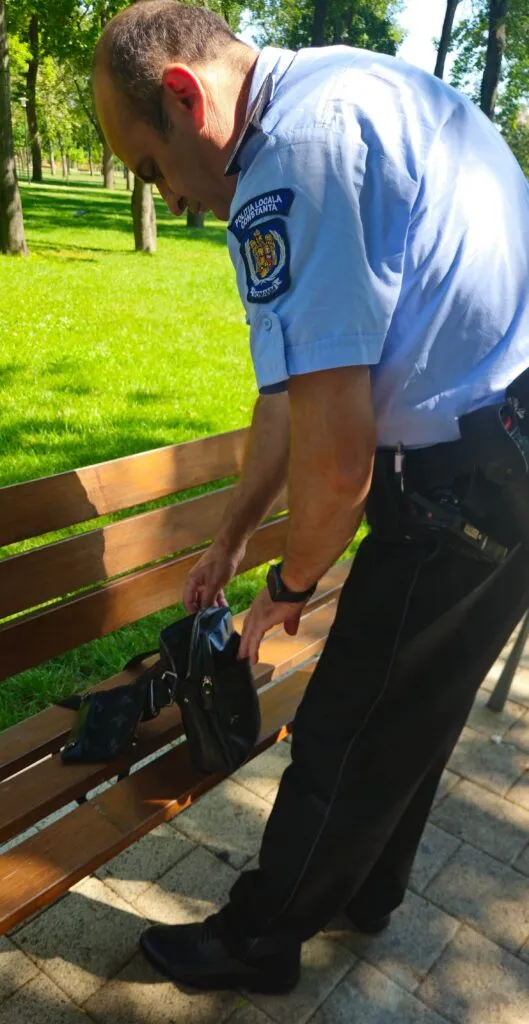 Borsetă cu bani şi acte, găsită în Parcul Tăbăcăriei  – foto 3