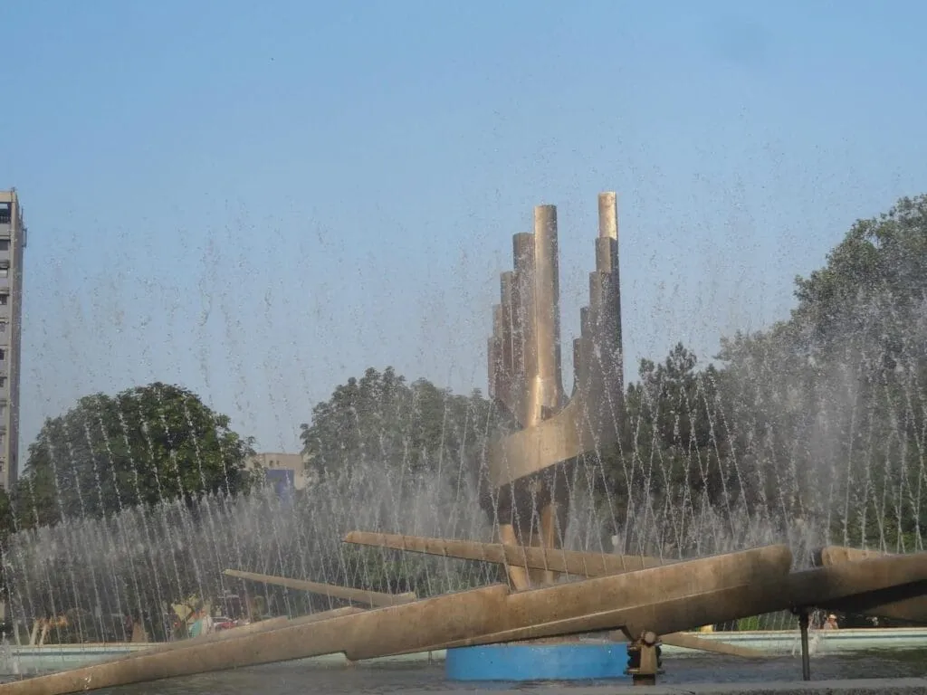 Avem băncuțe, avem verdeață, avem fântână arteziană, dar apă nu-i… Parcul de la Gară – sau cum ne dă iar cu virgulă în toiul verii (FOTO) – foto 6