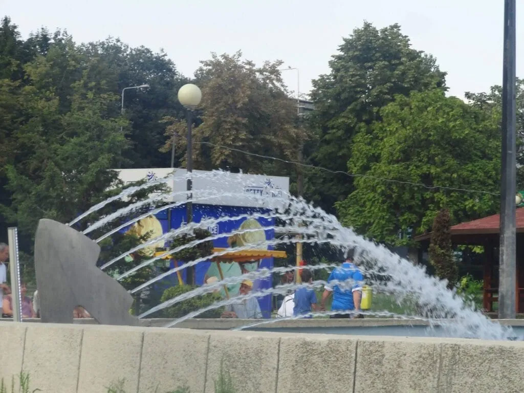 Avem băncuțe, avem verdeață, avem fântână arteziană, dar apă nu-i… Parcul de la Gară – sau cum ne dă iar cu virgulă în toiul verii (FOTO) – foto 5