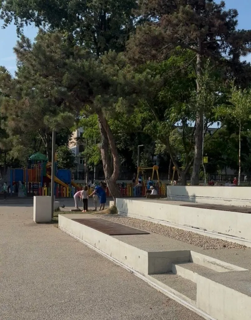Avem băncuțe, avem verdeață, avem fântână arteziană, dar apă nu-i… Parcul de la Gară – sau cum ne dă iar cu virgulă în toiul verii (FOTO) – foto 3
