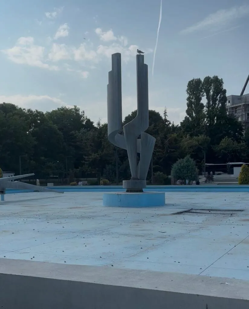 Avem băncuțe, avem verdeață, avem fântână arteziană, dar apă nu-i… Parcul de la Gară – sau cum ne dă iar cu virgulă în toiul verii (FOTO) – foto 10