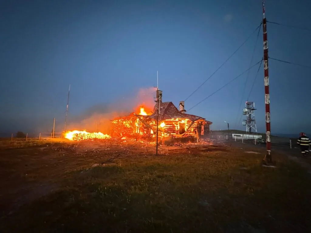 Staţia meteo Vlădeasa, distrusă de flăcări (FOTO) – foto 3