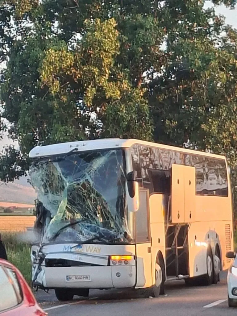 Încă un accident grav, în care e implicat un autocar, în mai puțin de 8 zile (FOTO) – foto 3