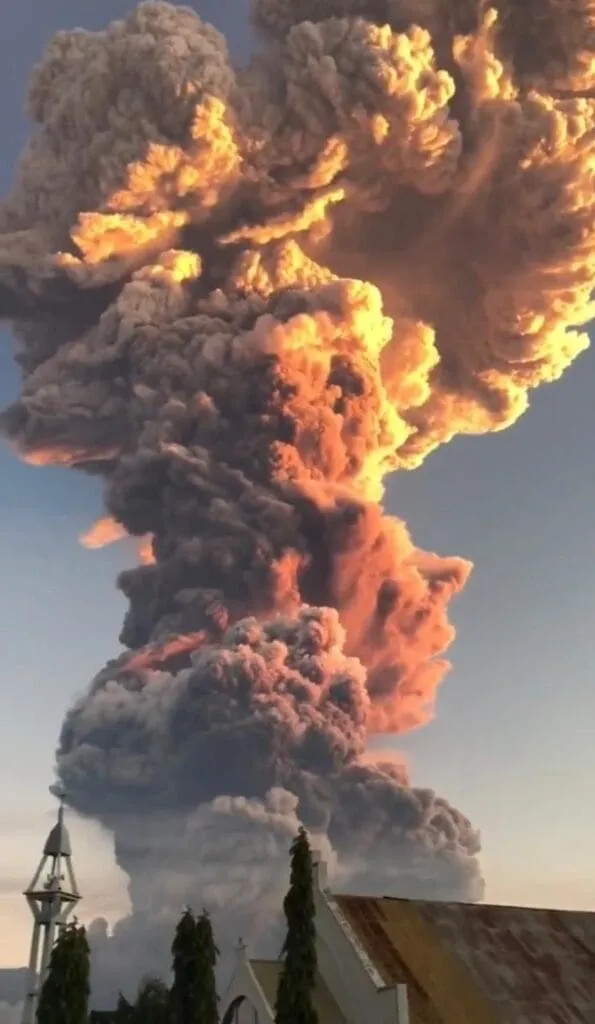 Mai multe zboruri către Bali, anulate după erupţia unui vulcan – foto 2