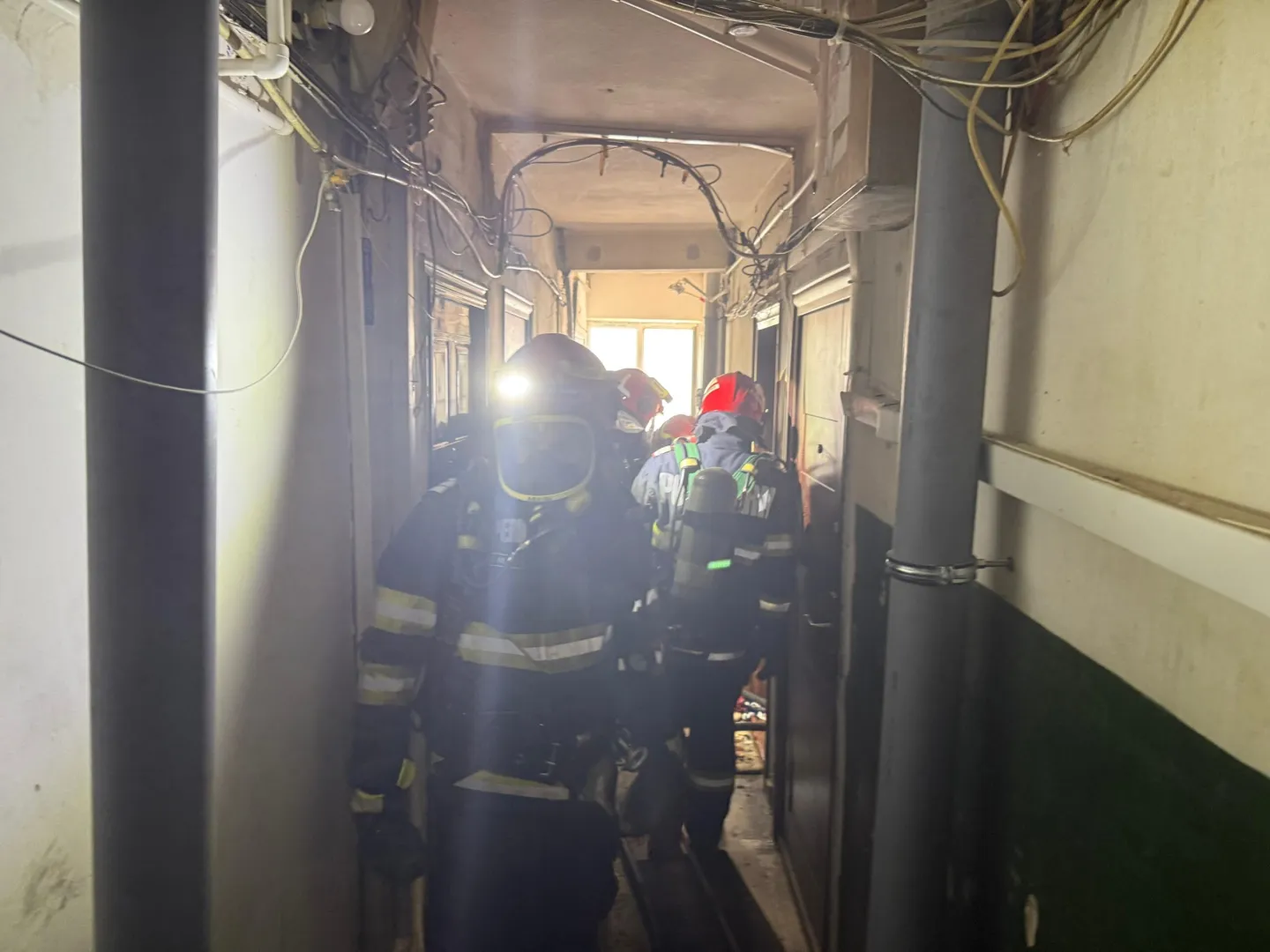 UPDATE: Incendiu într-un bloc din Tulcea. Mai multe persoane, evacuate