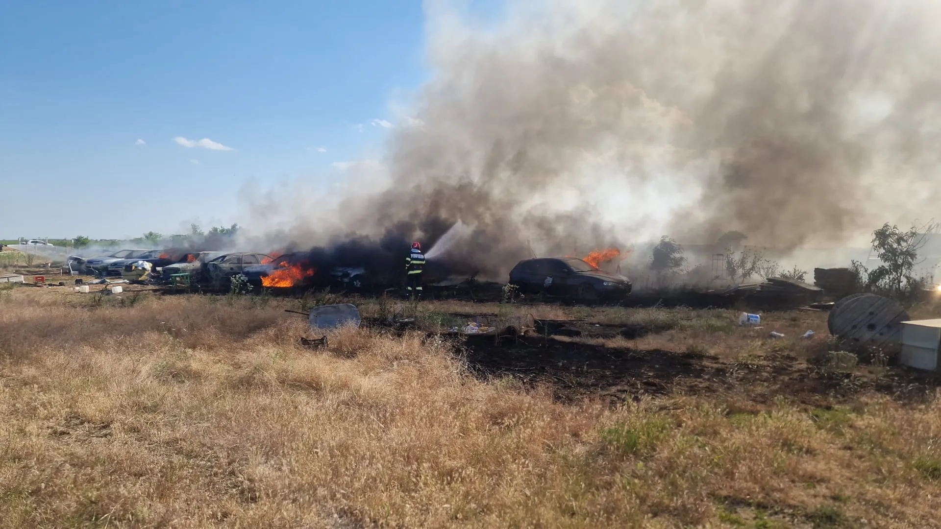 (UPDATE) Incendiu auto pe strada Vârful cu Dor din Constanța. Nouă mașini au fost cuprinse de flăcări