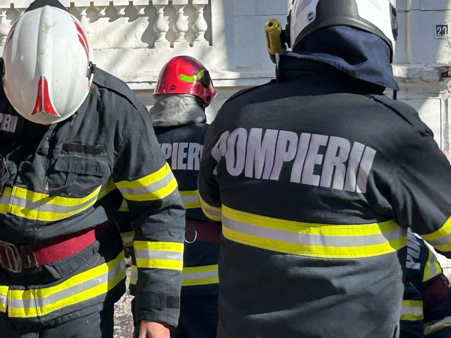 UPDATE: Două persoane rănite într-un incendiu izbucnit într-un apartament, în Constanța