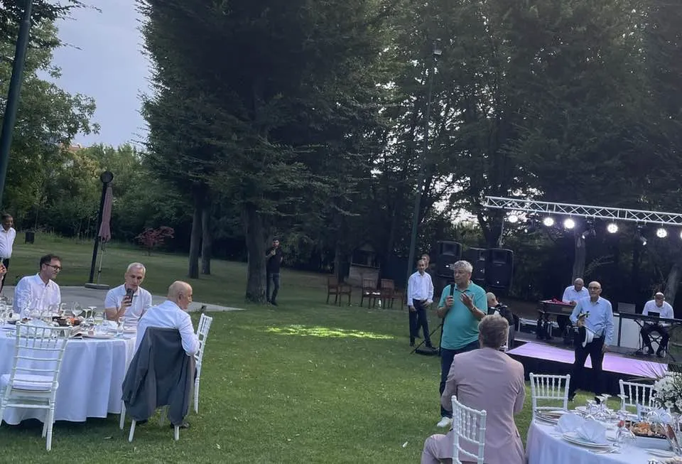 Mircea Lucescu împlinește astăzi 80 de ani. Drept cadou, Șahtior Donețk i-a trimis ieri statuia în România (FOTO) – foto 4