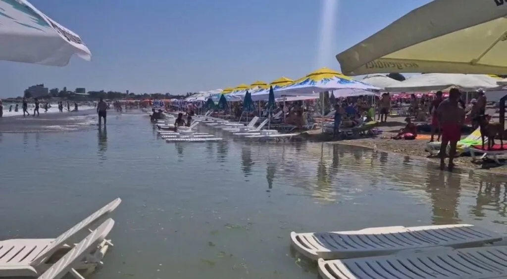 Plaja din Costinești, inundată (FOTO) – foto 3