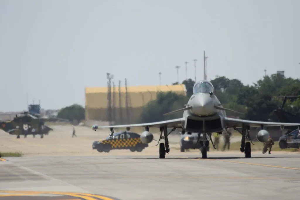 Imagini surprinse în timpul  realimentării „la cald” a Eurofighterelor NATO, la Kogălniceanu – foto 2