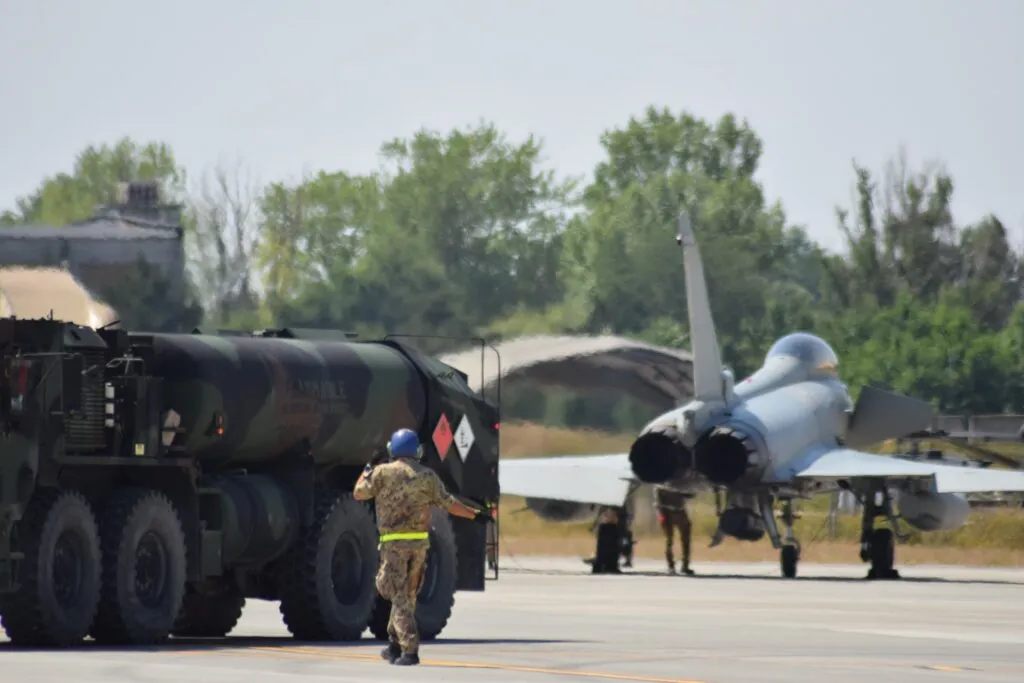 Imagini surprinse în timpul  realimentării „la cald” a Eurofighterelor NATO, la Kogălniceanu – foto 3