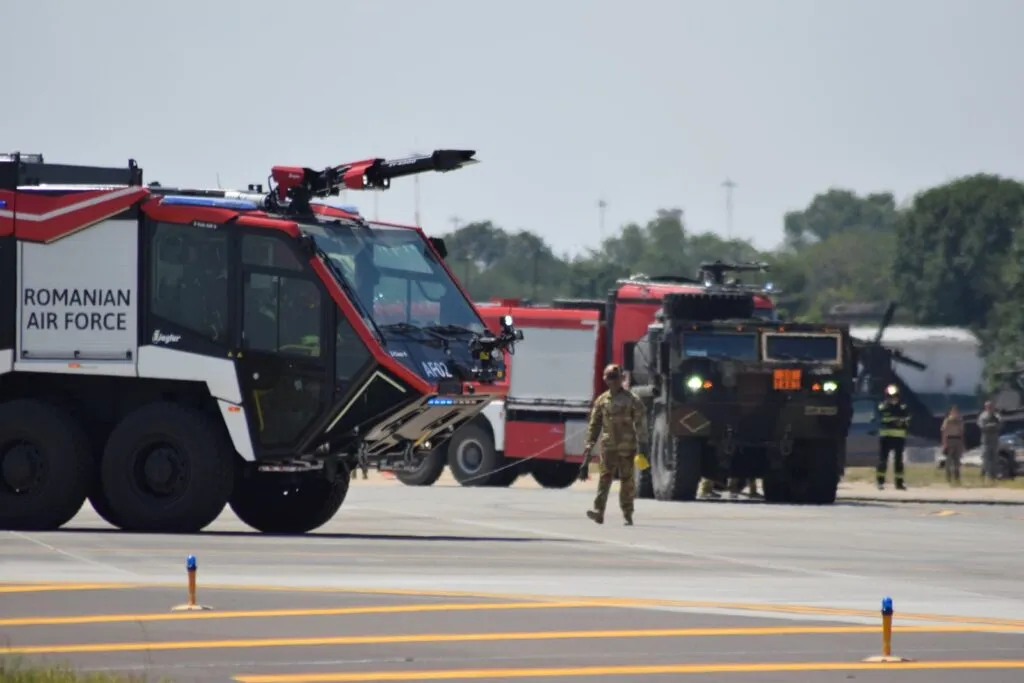 Imagini surprinse în timpul  realimentării „la cald” a Eurofighterelor NATO, la Kogălniceanu – foto 4