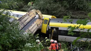 Un tren a deraiat în Germania: Cel puțin 3 morți și peste 50 de răniți