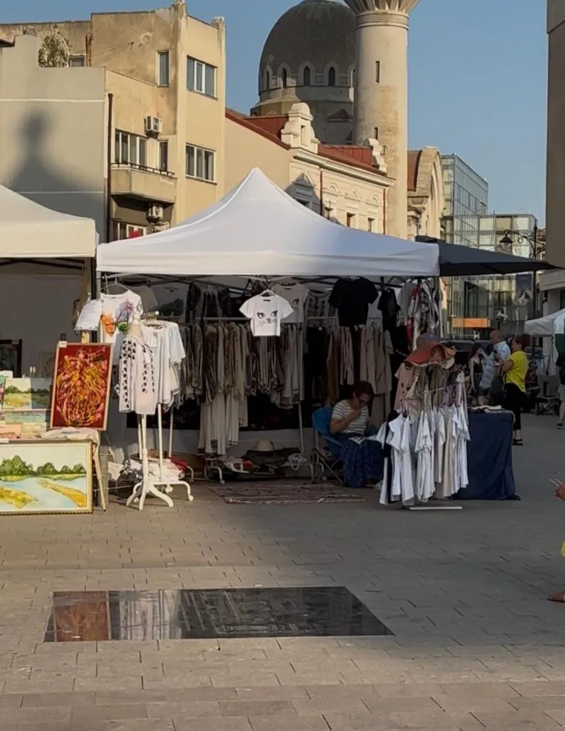 „Antique by the Sea” – un târg al produselor cu poveste, în Piața Ovidiu (FOTO) – foto 14
