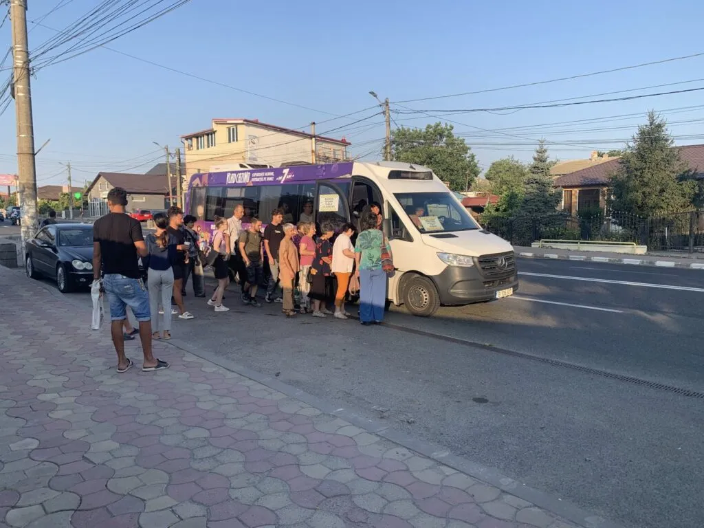 Ca sardelele, în microbuz, pe ruta Tuzla-Constanța. Autoritățile reacționează – foto 2